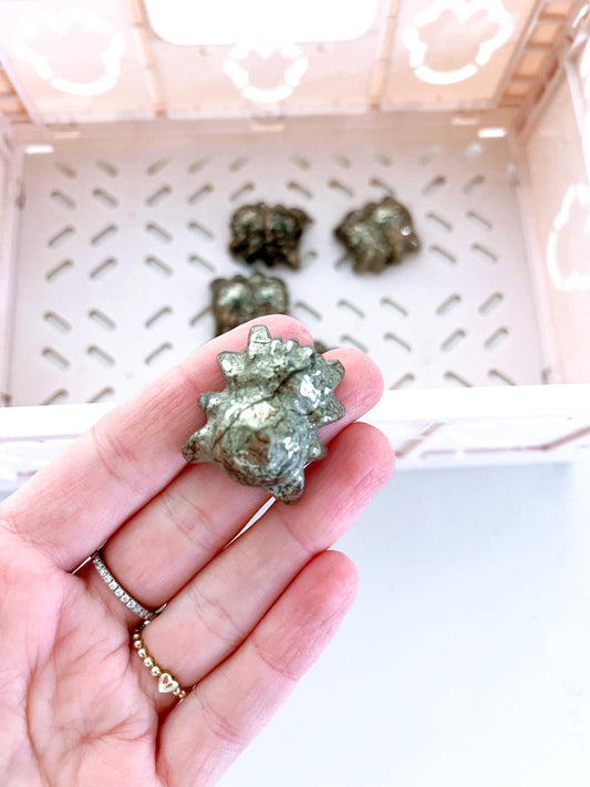 Pyrit Mini Spinne . Pyrite Mini Spider Carving ca. x cm