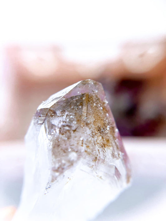 Gray Pahntom Amethyst Spitzemit Sparkly goldenem Calcit ca. 7.3cm - aus Brasilien RARE