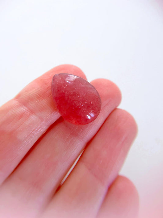Erdbeer Quarz . Roter Aventurin Mini Tropfen Gravur . Strawberry Quartz Mini Drop Carving ca. 2 cm Carving - Aus China