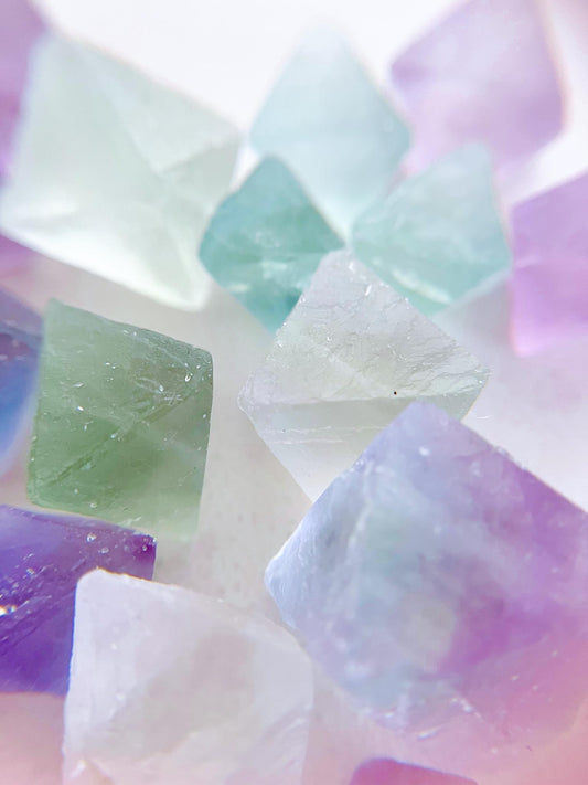 Natürlicher Fluorit Octahedron . Natural Fluorite Octahedron ca. 1.5 - 2 cm - Aus China