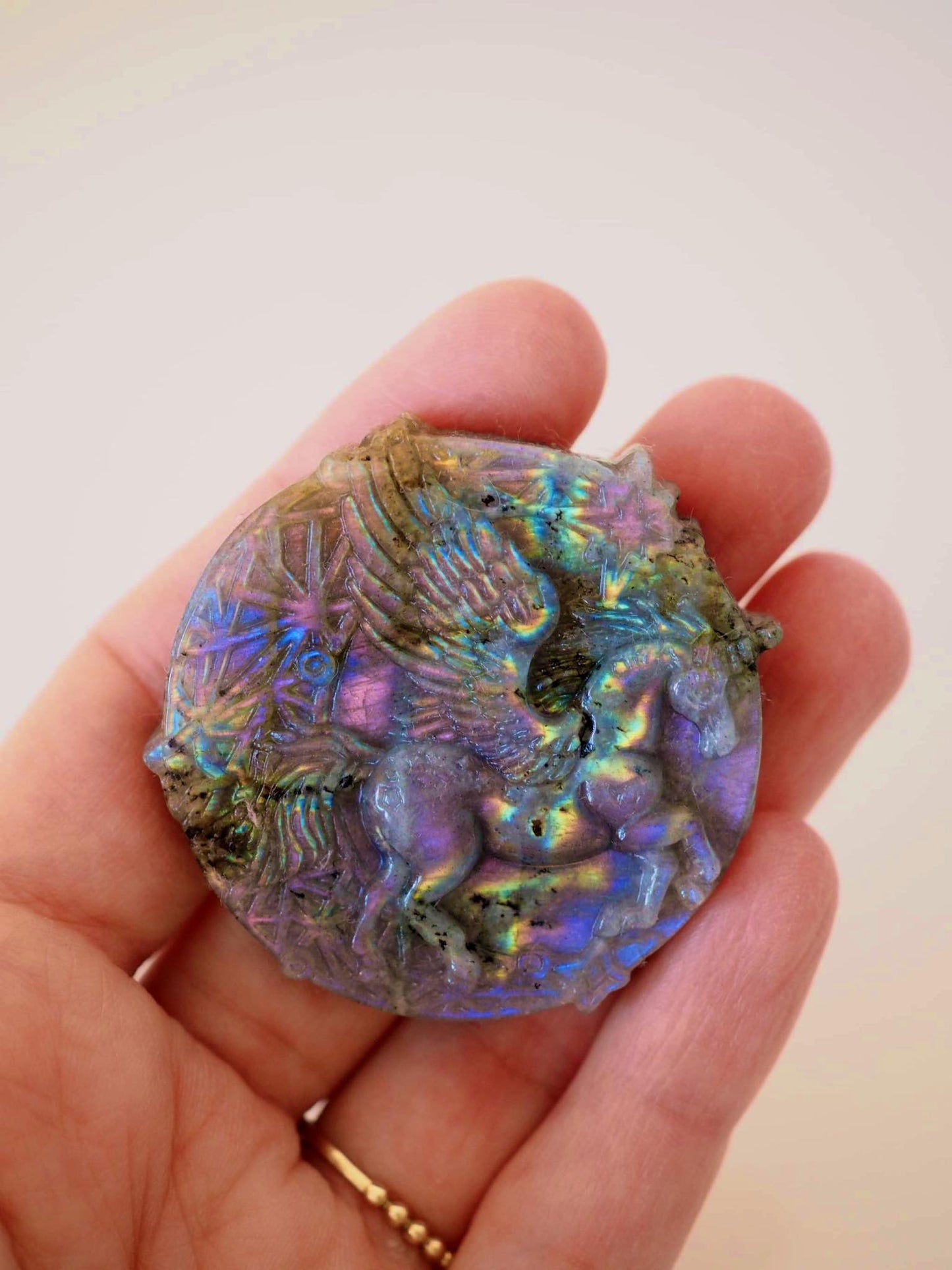 Lila Gold Labradorit Einhorn Gravur . Purple Golden Labradorite Unicorn Carving ca. 4.5cm - aus Madagascar . China