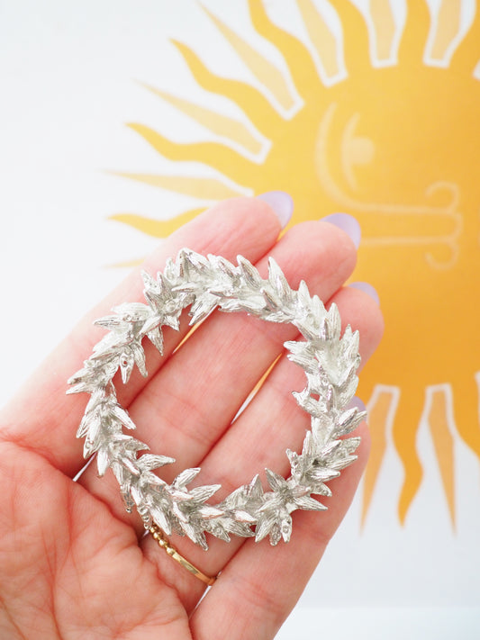 BLÄTTER MEDIUM Hochwertiger Metall Kugel Ständer . Halter . Sphere Stand SILBER