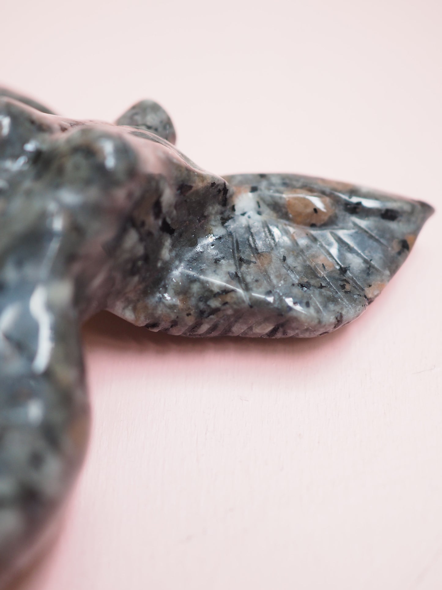 Flammender Stein Goddes Body with Wings 6cm - Details Hand Carved UV REAKTIV