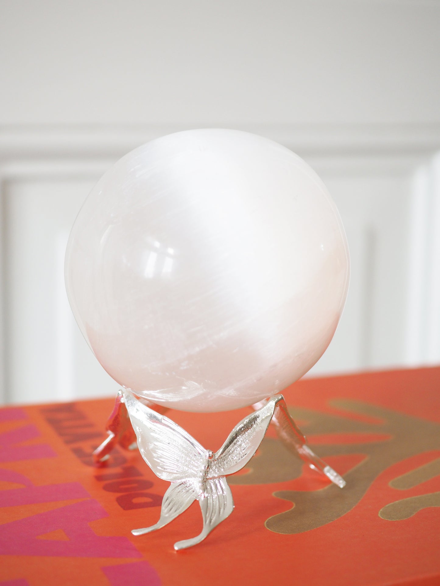 SCHMETTERLING MEDIUM Hochwertiger Metall Sphere Stand . Kugel Ständer . Halter SILBER