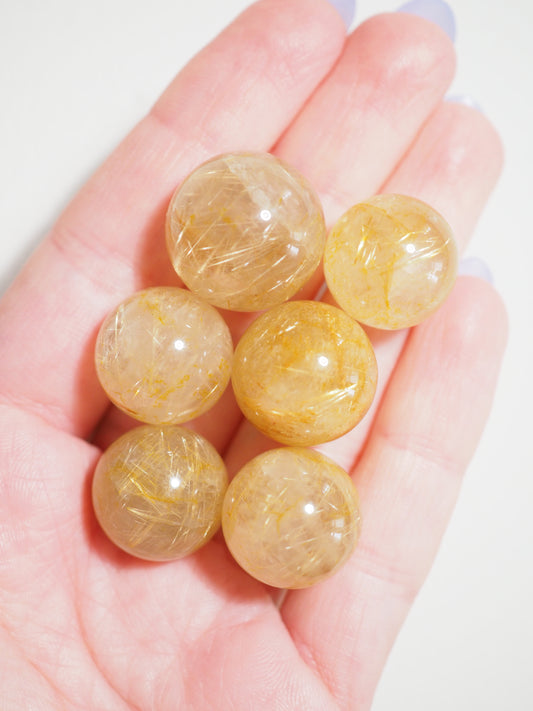 Goldene Rutil Quarz Mini Kugel . Golden Rutile Clear Quartz Mini Sphere ca. 1.5 cm - aus China RARE