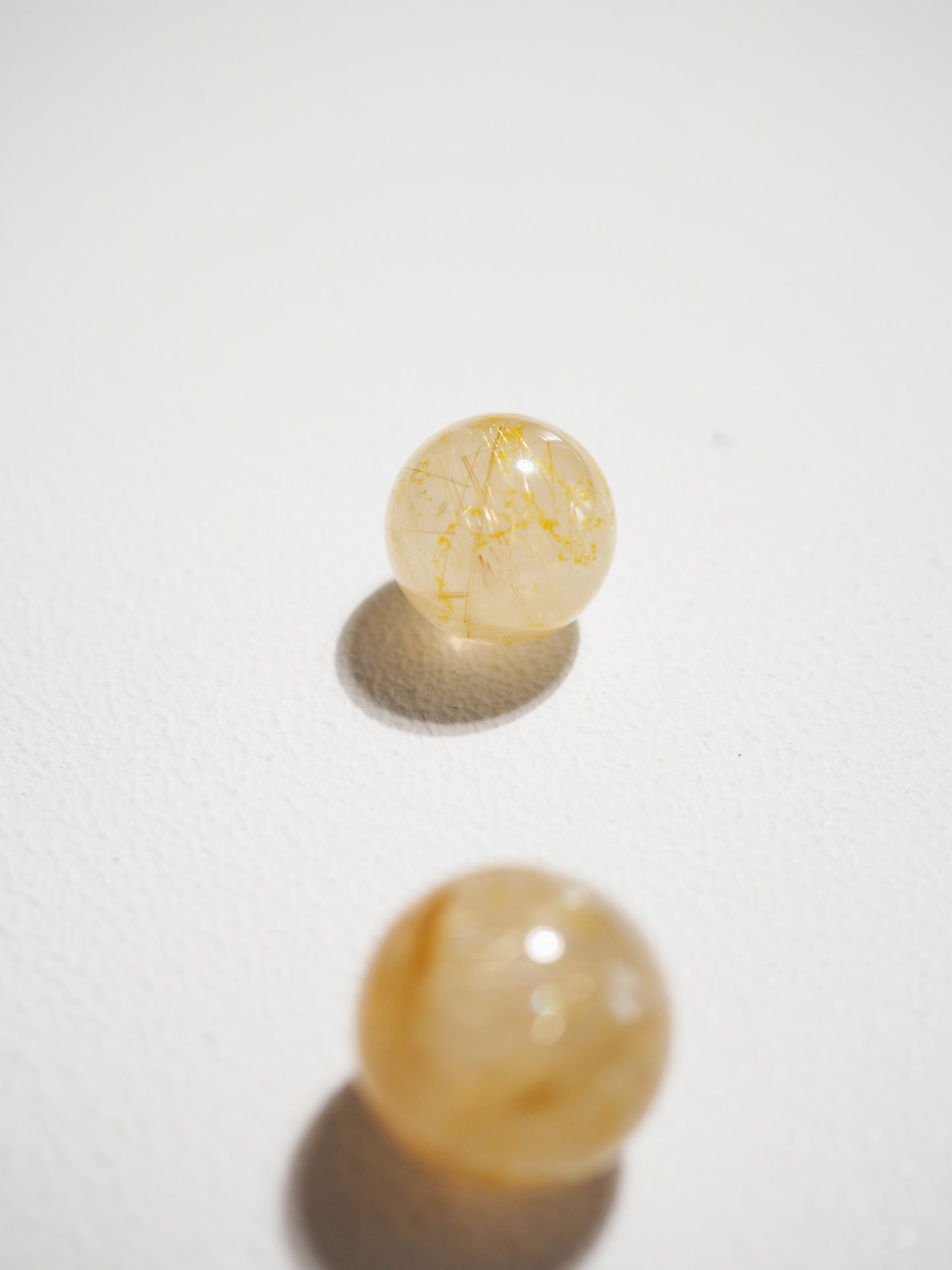Goldene Rutil Quarz Mini Kugel . Golden Rutile Clear Quartz Mini Sphere ca. 1.5 cm - aus China RARE