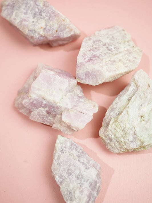 Kunzit Rohstein - aus Pakistan