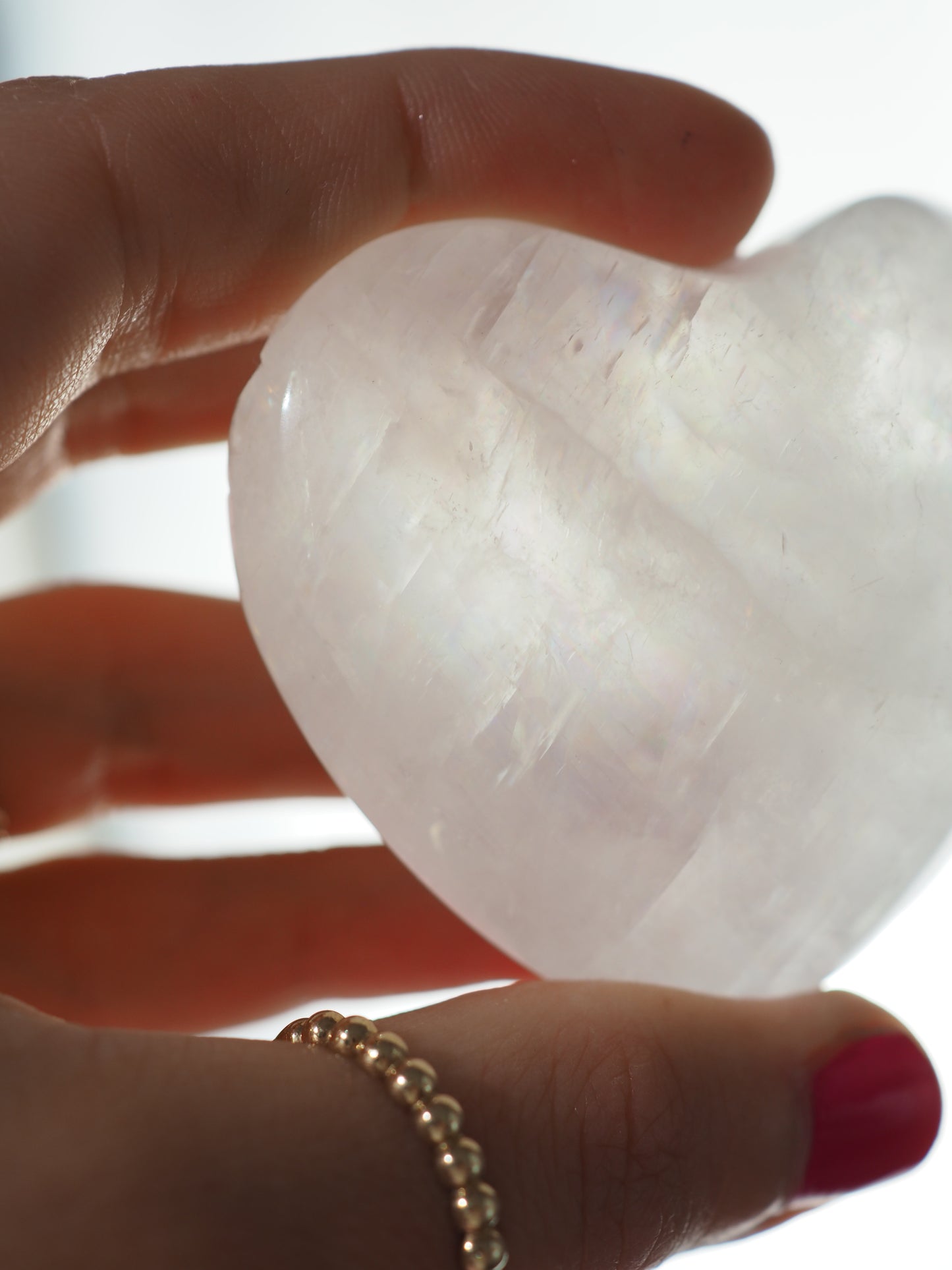 Weisses Calcit Herz mit Regenbögen / White Calcite Heart with Rainbows ca. 4-5 cm - aus Mexiko High Quality