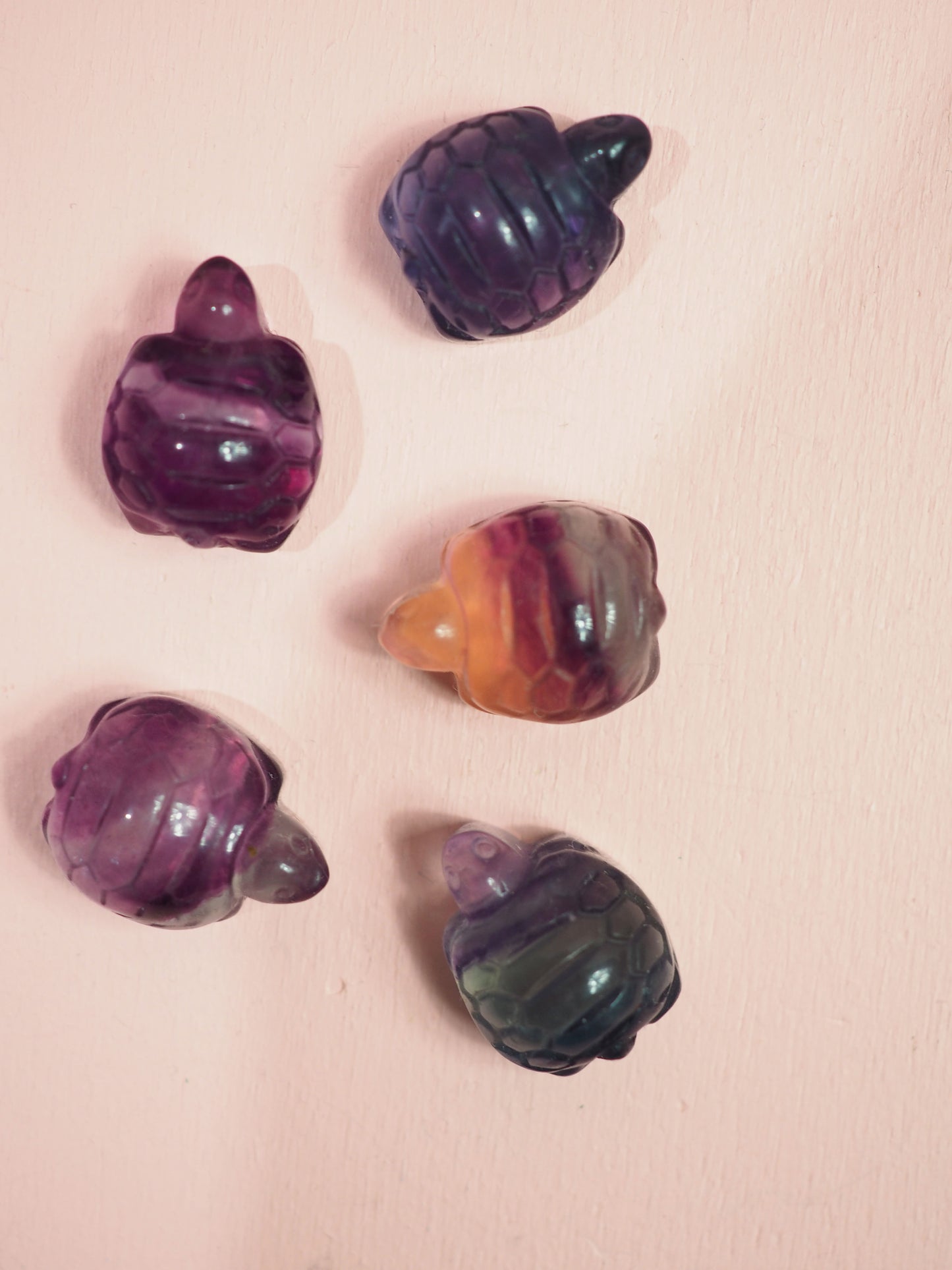 Rainbow Fluorite / Regenbogen Fluorit Mini Schildkröte 1.5 cm aus China Carving