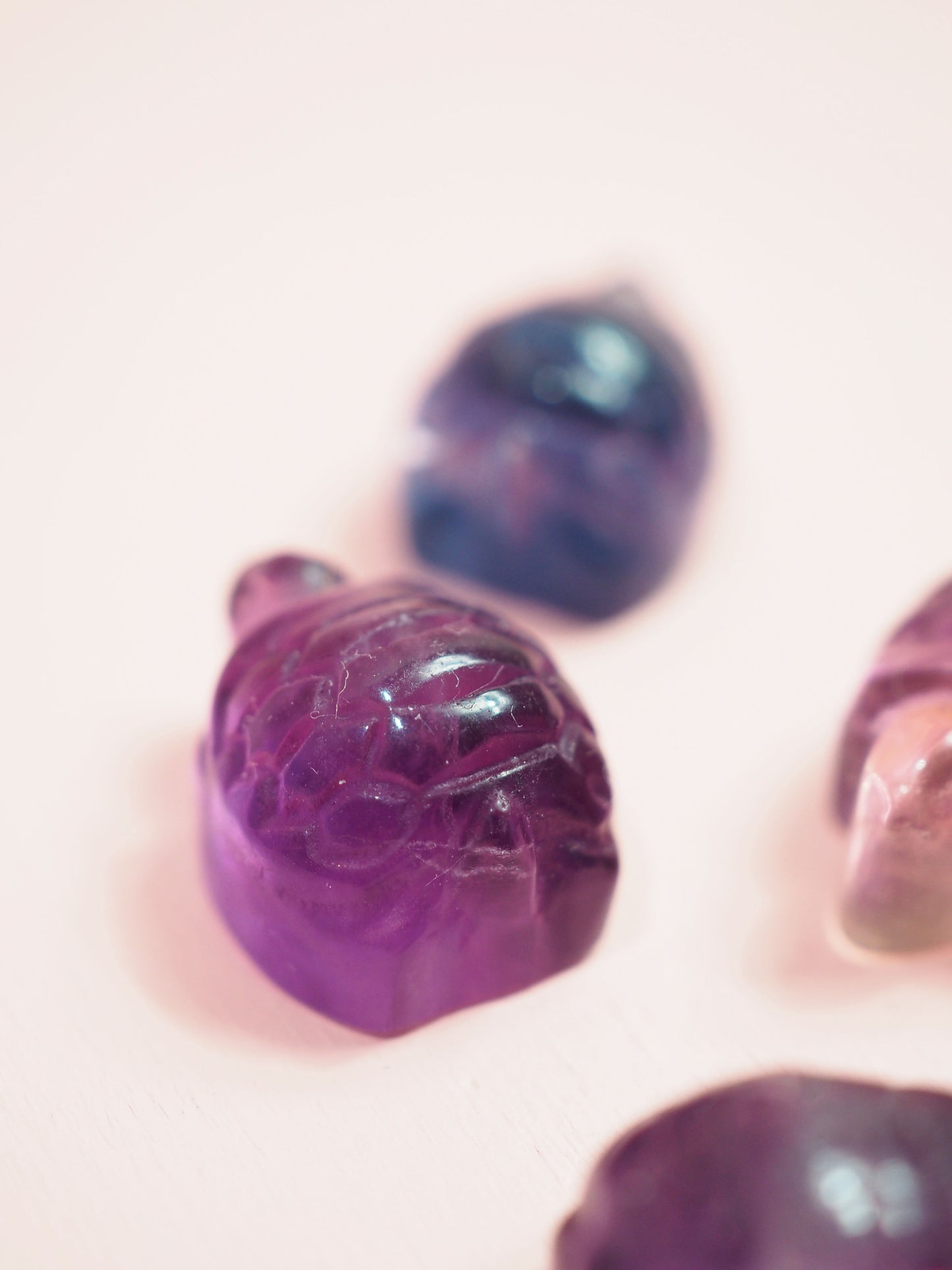 Rainbow Fluorite / Regenbogen Fluorit Mini Schildkröte 1.5 cm aus China Carving