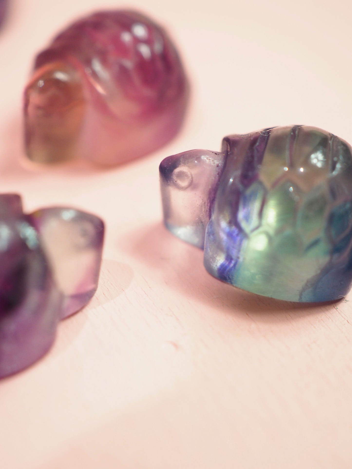 Rainbow Fluorite / Regenbogen Fluorit Mini Schildkröte 1.5 cm aus China Carving