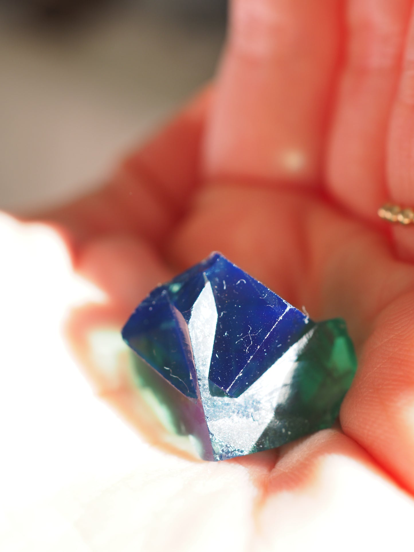 MAGISCHER Farbverändernder Hidden Forest pocket Fluorit Twin - Diana Maria Mine Fluorit Doppelquader . Colorchanging Fluorite ca. 2 cm - aus Frosterley, Weardale, England High Quality