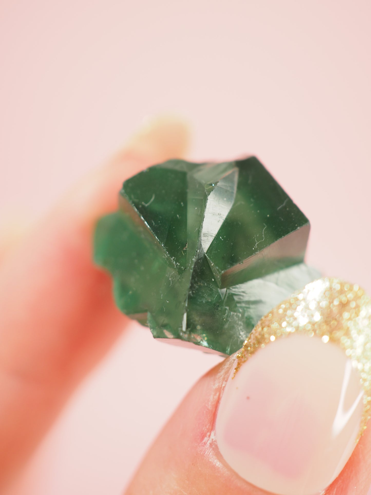 MAGISCHER Farbverändernder Hidden Forest pocket Fluorit Twin - Diana Maria Mine Fluorit Doppelquader . Colorchanging Fluorite ca. 2 cm - aus Frosterley, Weardale, England High Quality