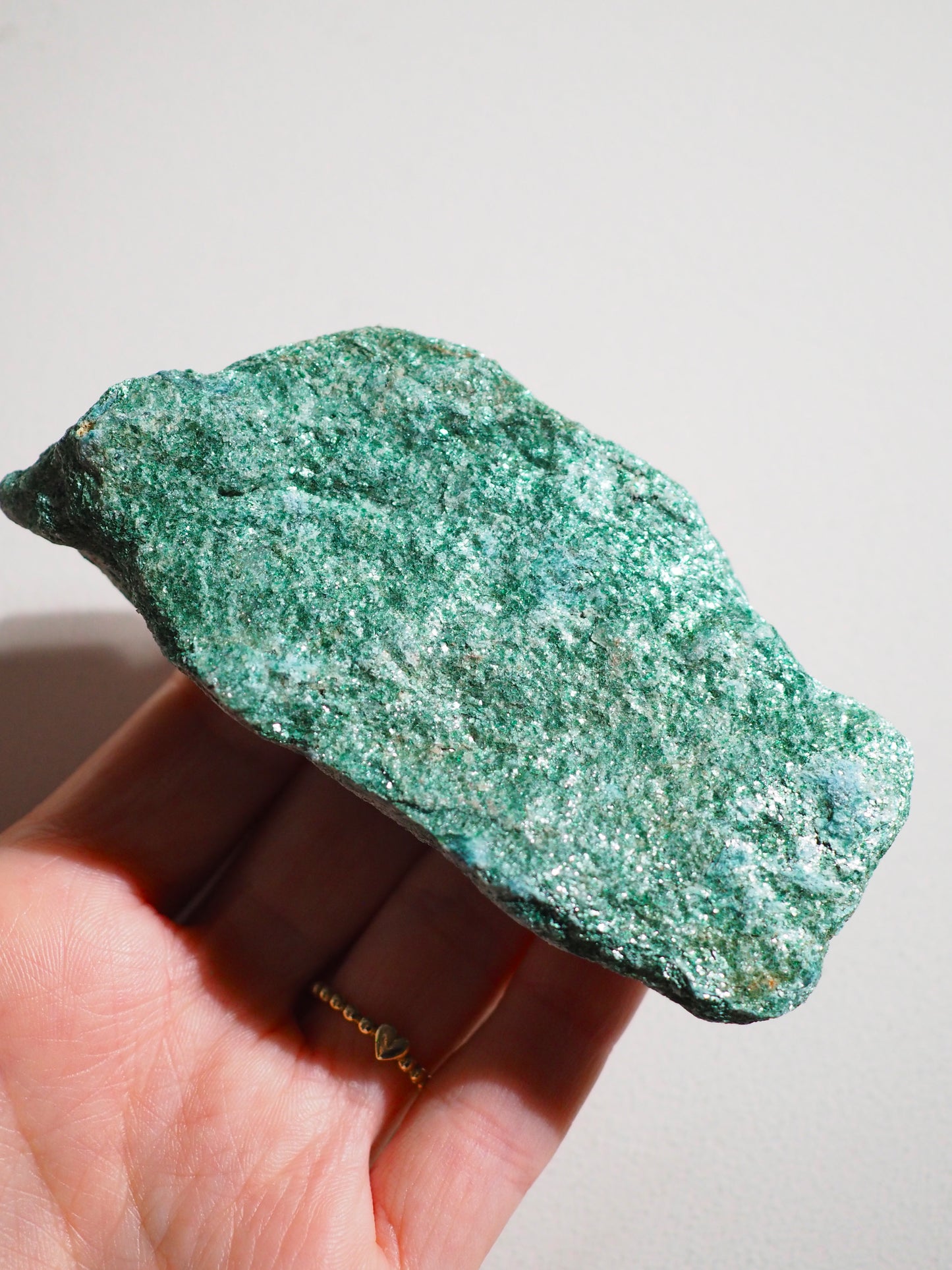 Glitzernder grüner Fuchsit / Muskovit Roh . Sparkly green Muscovite Raw ca. 10 cm - aus Indien