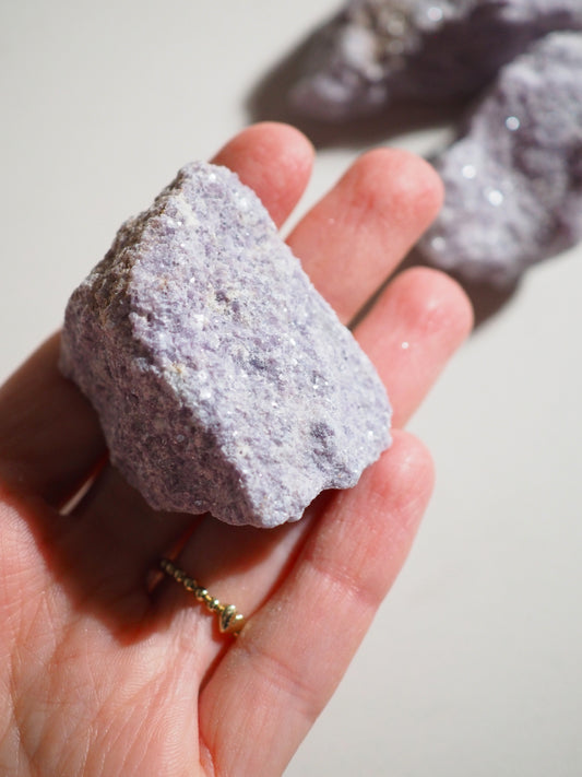 Glitzernder Lepidolit Roh . Sparkly Lepidolite Raw ca. 4 cm