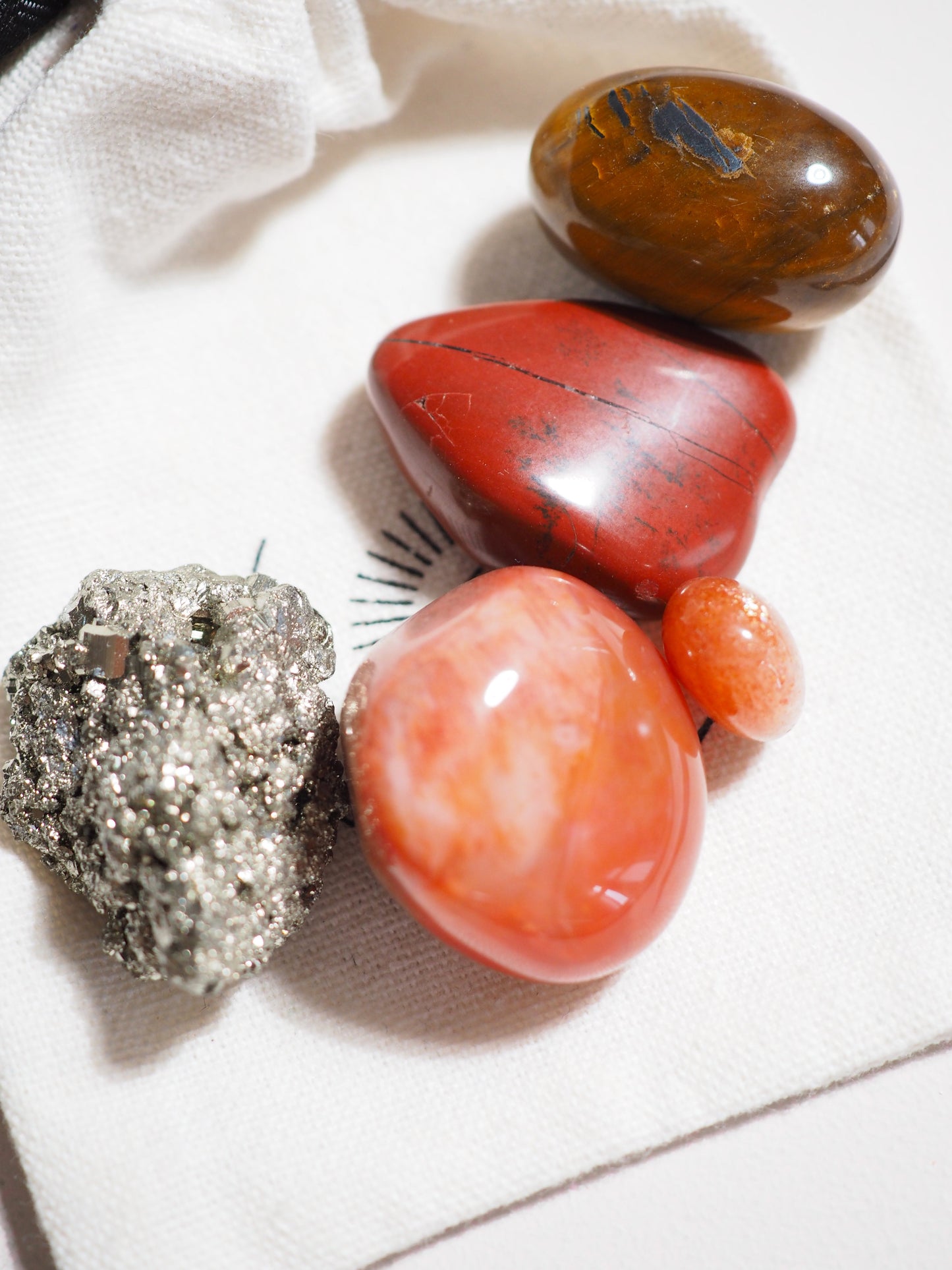 Kristall Kit Selbstbewusstsein . CRYSTAL KIT CONFIDENCE . Karneol . Pyrit . Tigerauge . Roter Jaspis . Sonnenstein
