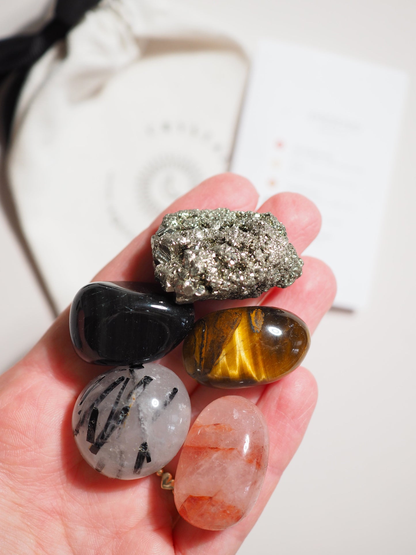 Kristall Set Erdend . CRYSTAL KIT GROUNDING . Feuerquarz . Pyrit . Tigerauge . Obsidian . Turmalin Quarz