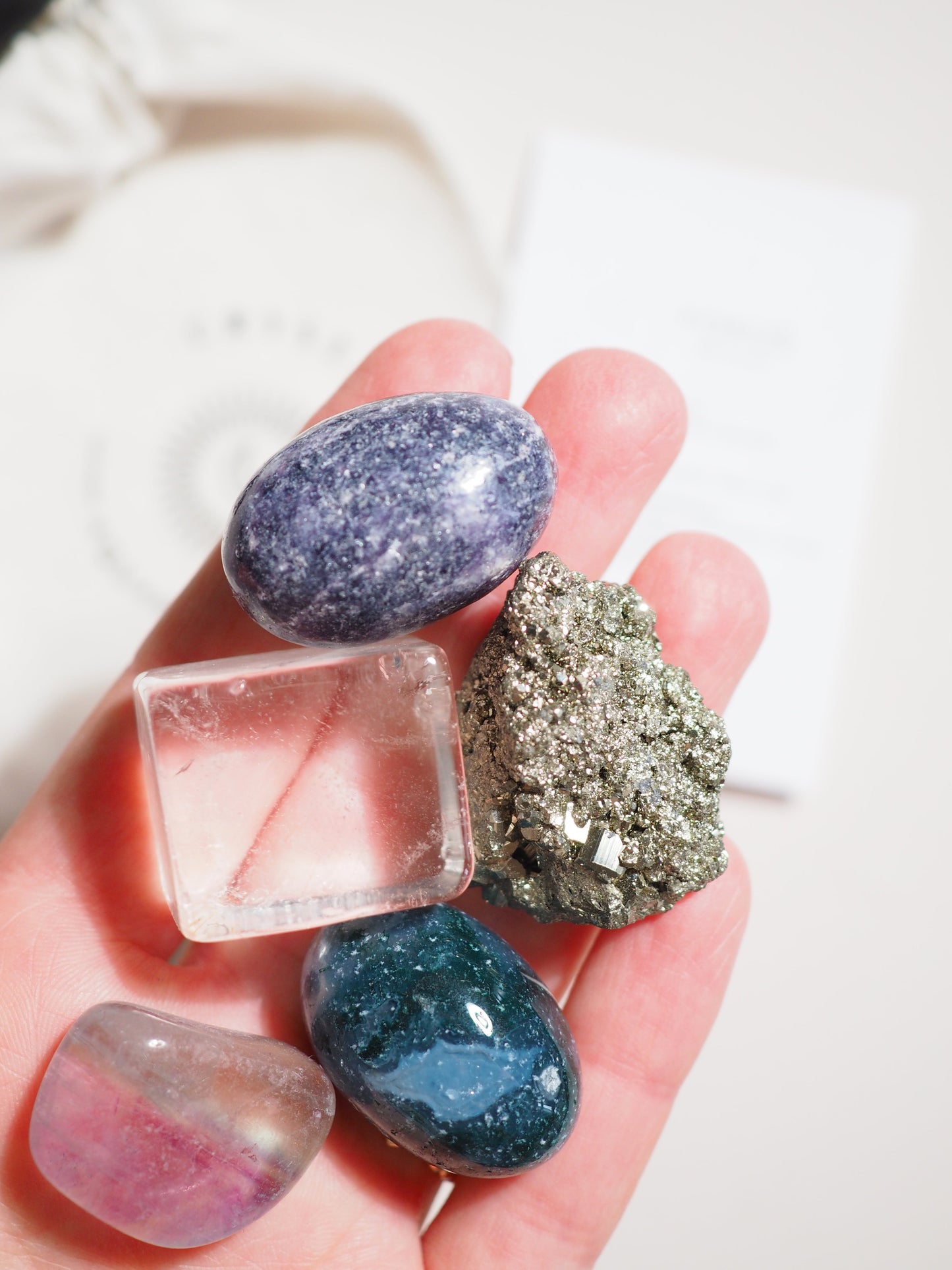 Kristall Set Fokus . CRYSTAL KIT FOCUS . Lepidolite . Pyrit . Bergkristall . Fluorit . Moosachat