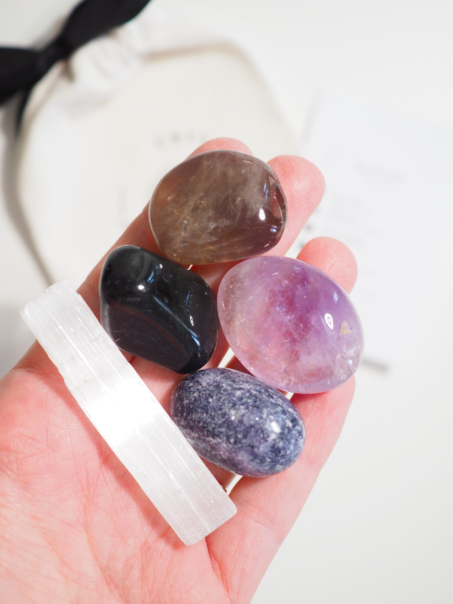 Kristall Set Schlaf . CRYSTAL KIT SLEEP . Amethyst . Lepidolit . Rauchquarz . Obsidian . Selenit