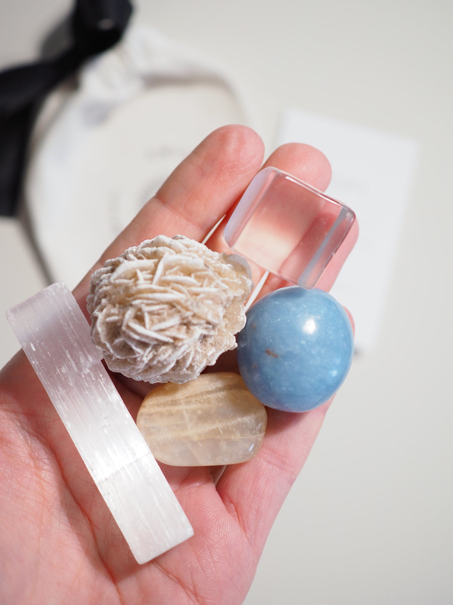 Kristall Set Spirituell . CRYSTAL KIT SPIRITUALITY . Bergkristall . Sandrose .Selenit . Mondstein . Angelite
