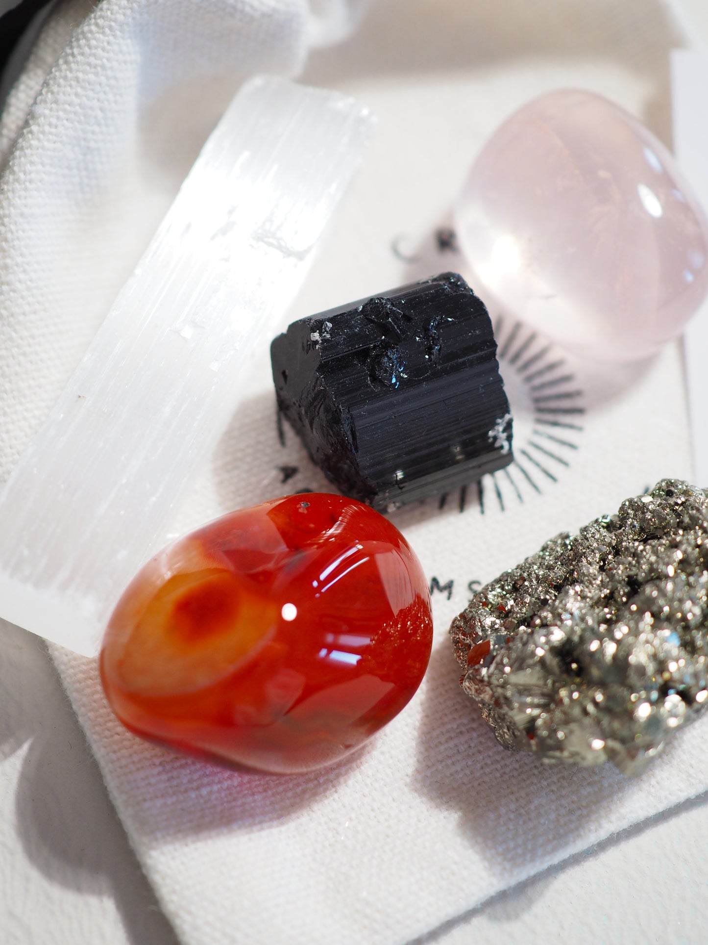 Kristall Set Neues Zuhause . CRYSTAL KIT NEW HOME . Schwarzer Turmalin . Selenit . Rosenquarz . Pyrit . Karneol.