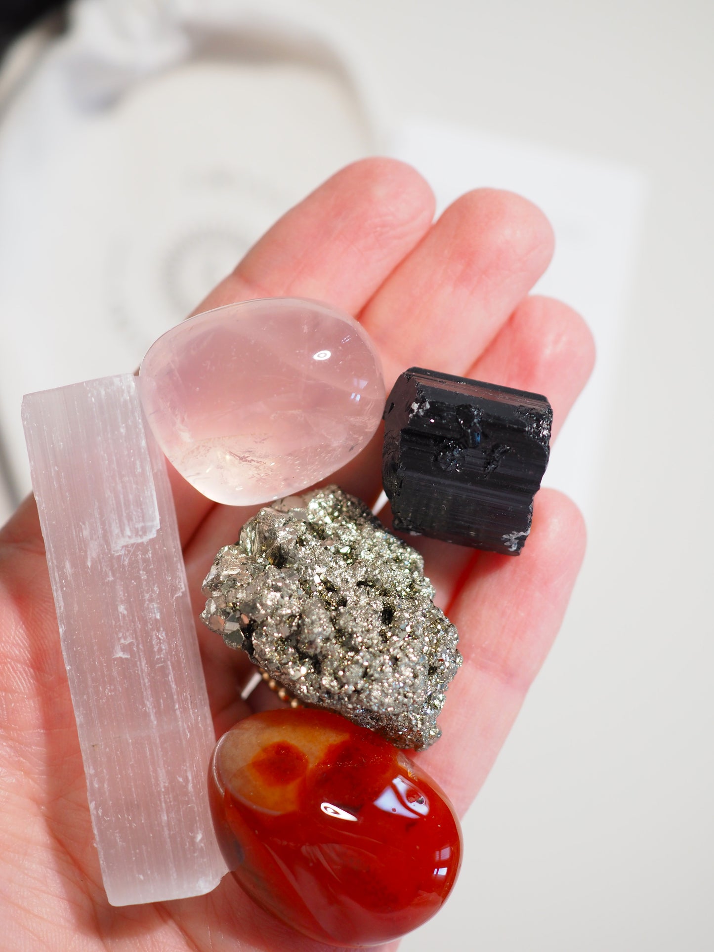 Kristall Set Neues Zuhause . CRYSTAL KIT NEW HOME . Schwarzer Turmalin . Selenit . Rosenquarz . Pyrit . Karneol.