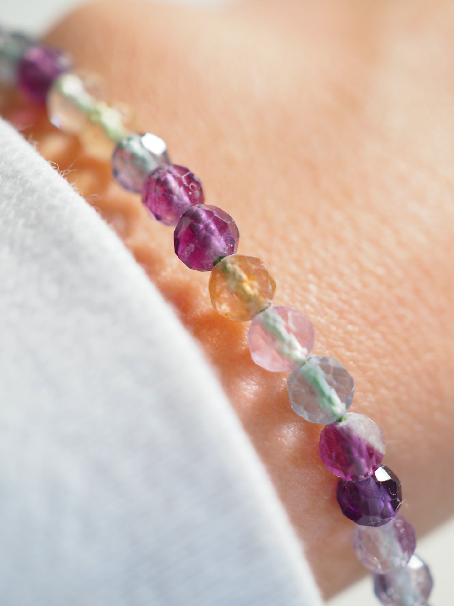 Facettiertes Regenbogen Fluorit Armband . Rainbow Fluorite Bracelet 4mm - High Quality