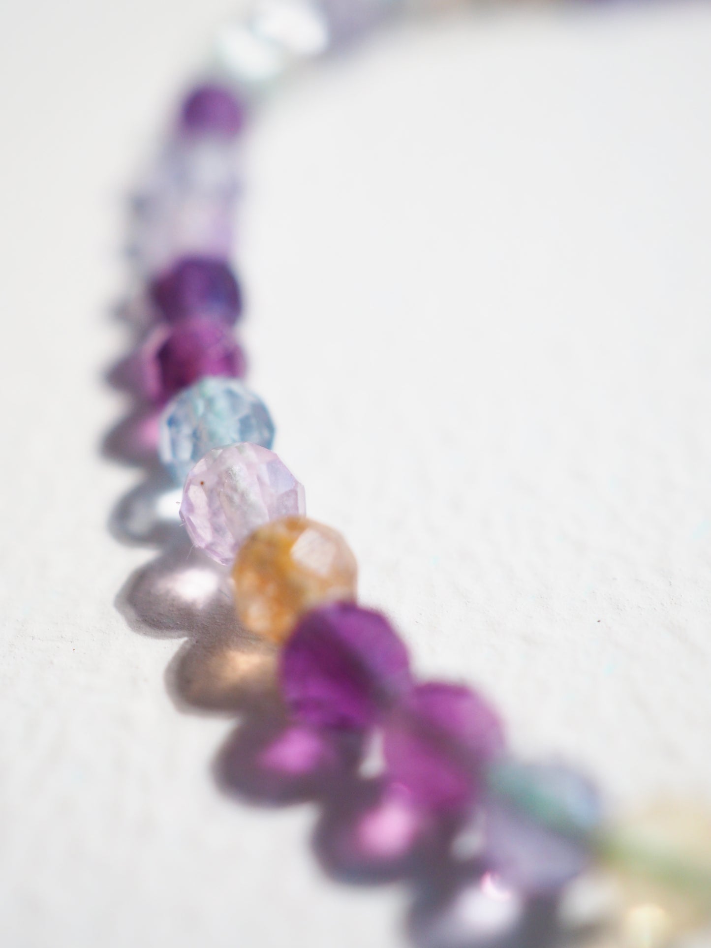 Facettiertes Regenbogen Fluorit Armband . Rainbow Fluorite Bracelet 4mm - High Quality