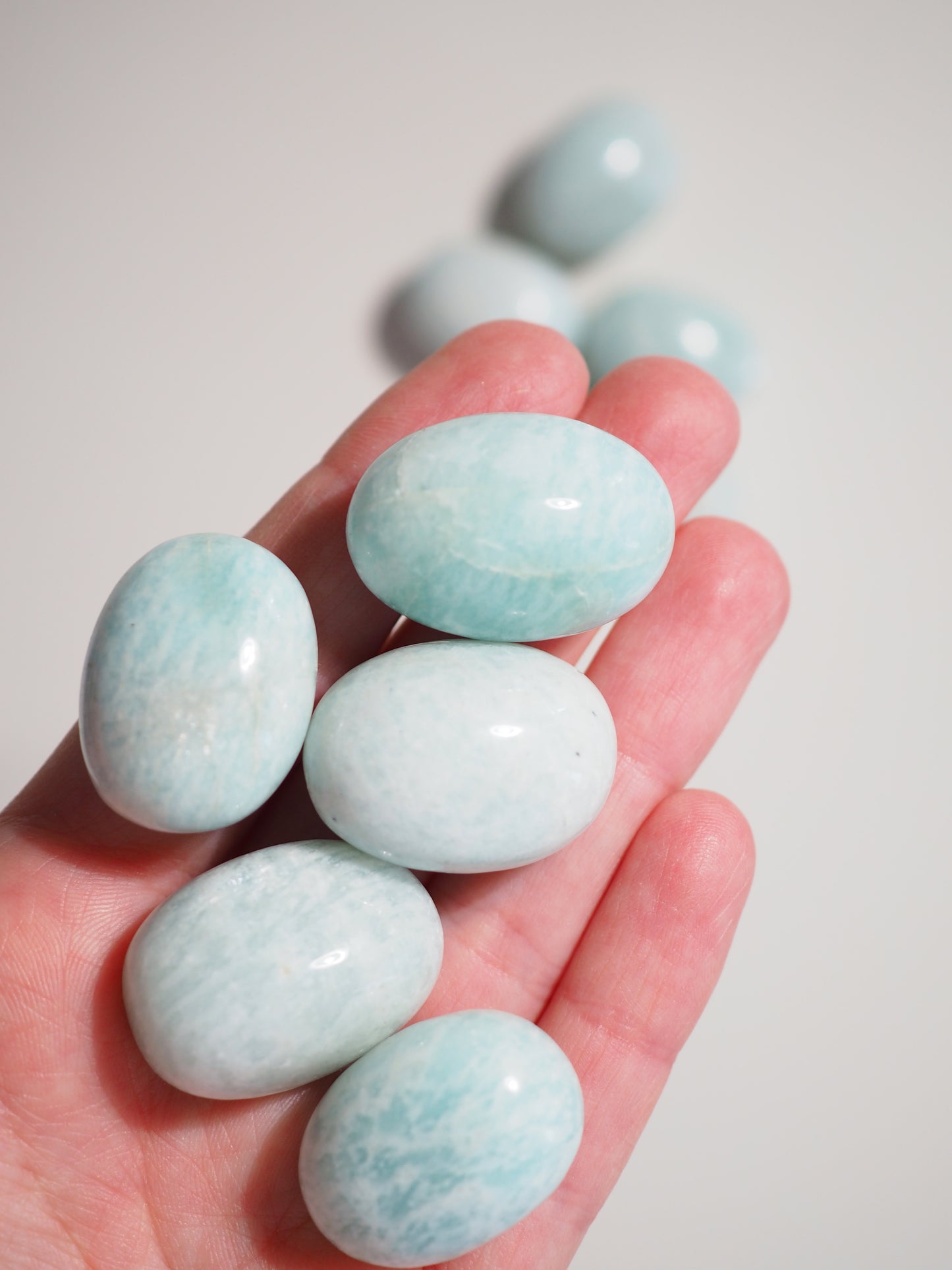 Pastell Amazonit Trommel Stein . Light Amazonite Tumble ca. 3cm Trommel Stein - aus Madagascar Flashy