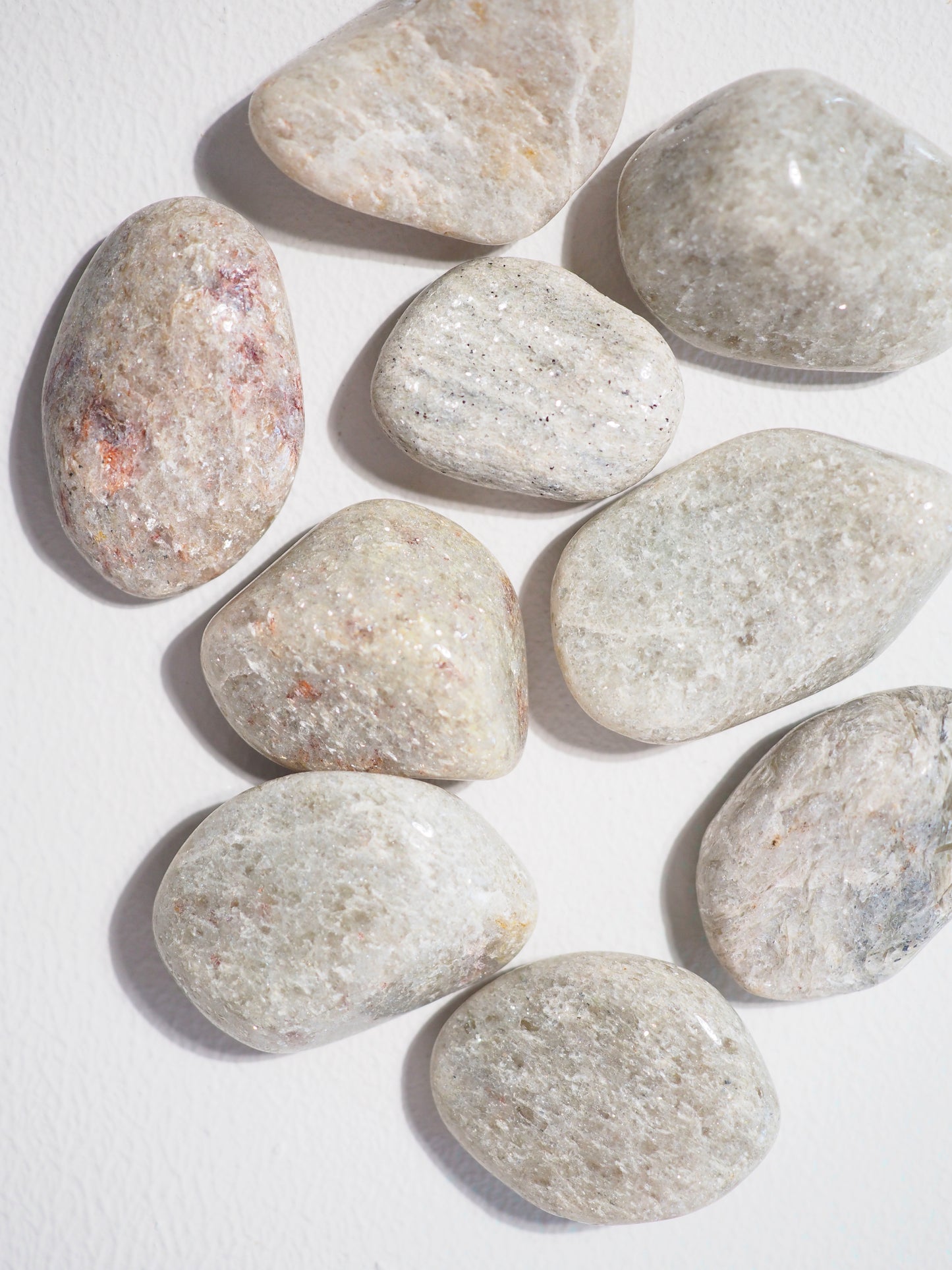 Weisser Muscovit . Aventurin Trommel Stein . White Muscovite Aventurine ca. 2-3cm - aus Indien