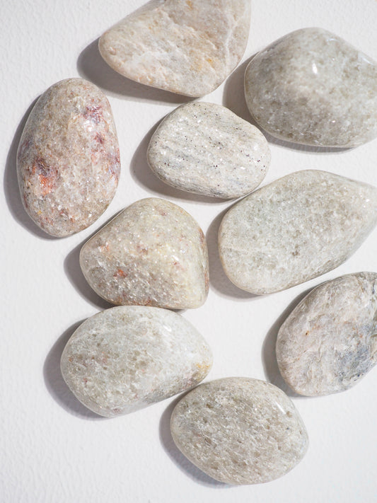 Weisser Muscovit . Aventurin Trommel Stein . White Muscovite Aventurine ca. 2-3cm  - aus Indien