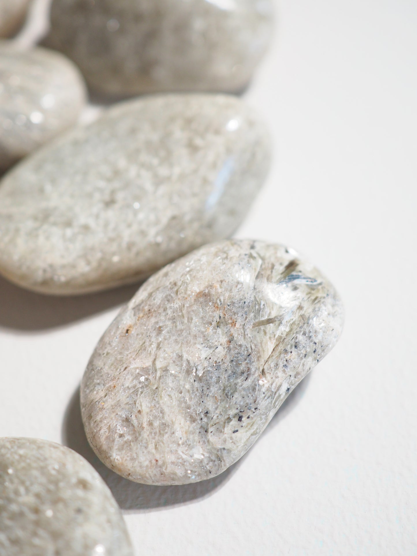 Weisser Muscovit . Aventurin Trommel Stein . White Muscovite Aventurine ca. 2-3cm  - aus Indien