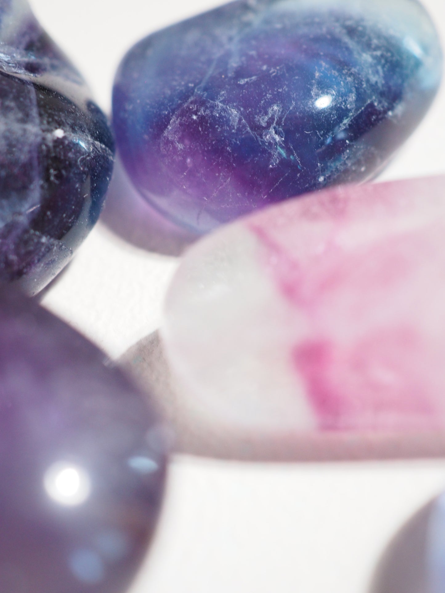 Regenbogen Fluorit Trommelstein . Rainbow Fluorite Tumble ca 2-4 cm - aus China HIGH QUALITY