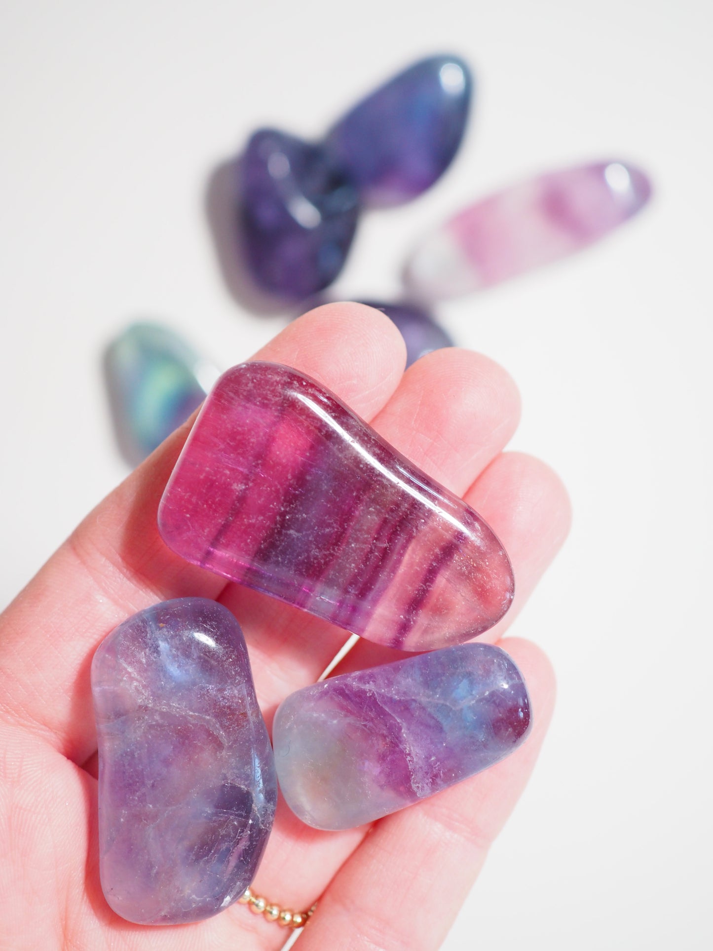 Regenbogen Fluorit Trommelstein . Rainbow Fluorite Tumble ca 2-4 cm - aus China HIGH QUALITY