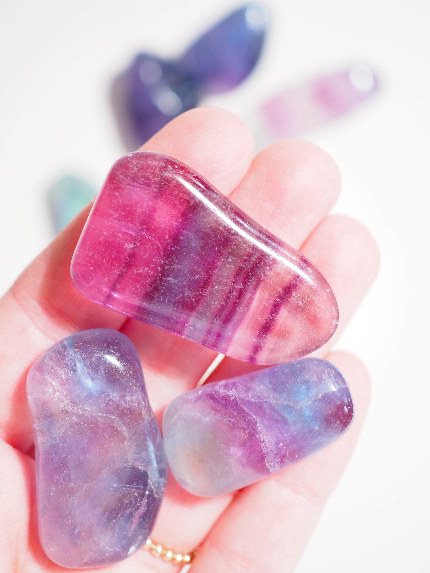 Regenbogen Fluorit Trommelstein . Rainbow Fluorite Tumble ca 2-4 cm - aus China HIGH QUALITY