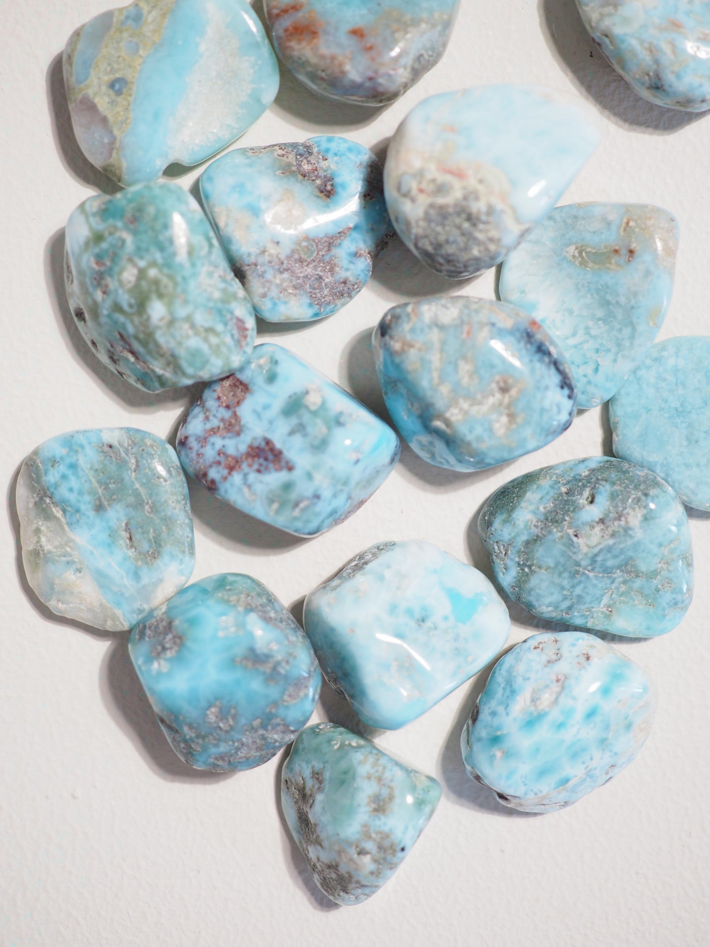 Larimar mit Matrix Trommelstein . Tumble ca. 2-3 cm - aus der Dominikanischen Republik RARE