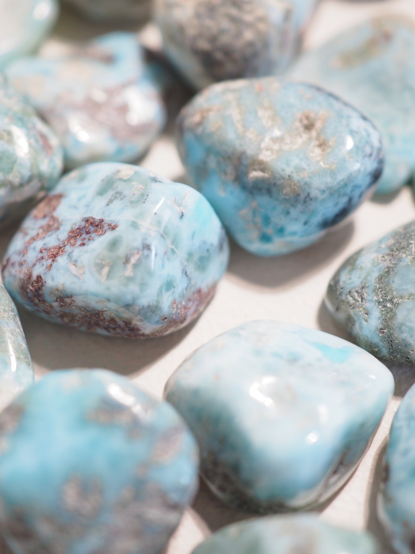 Larimar mit Matrix Trommelstein . Tumble ca. 2-3 cm - aus der Dominikanischen Republik RARE