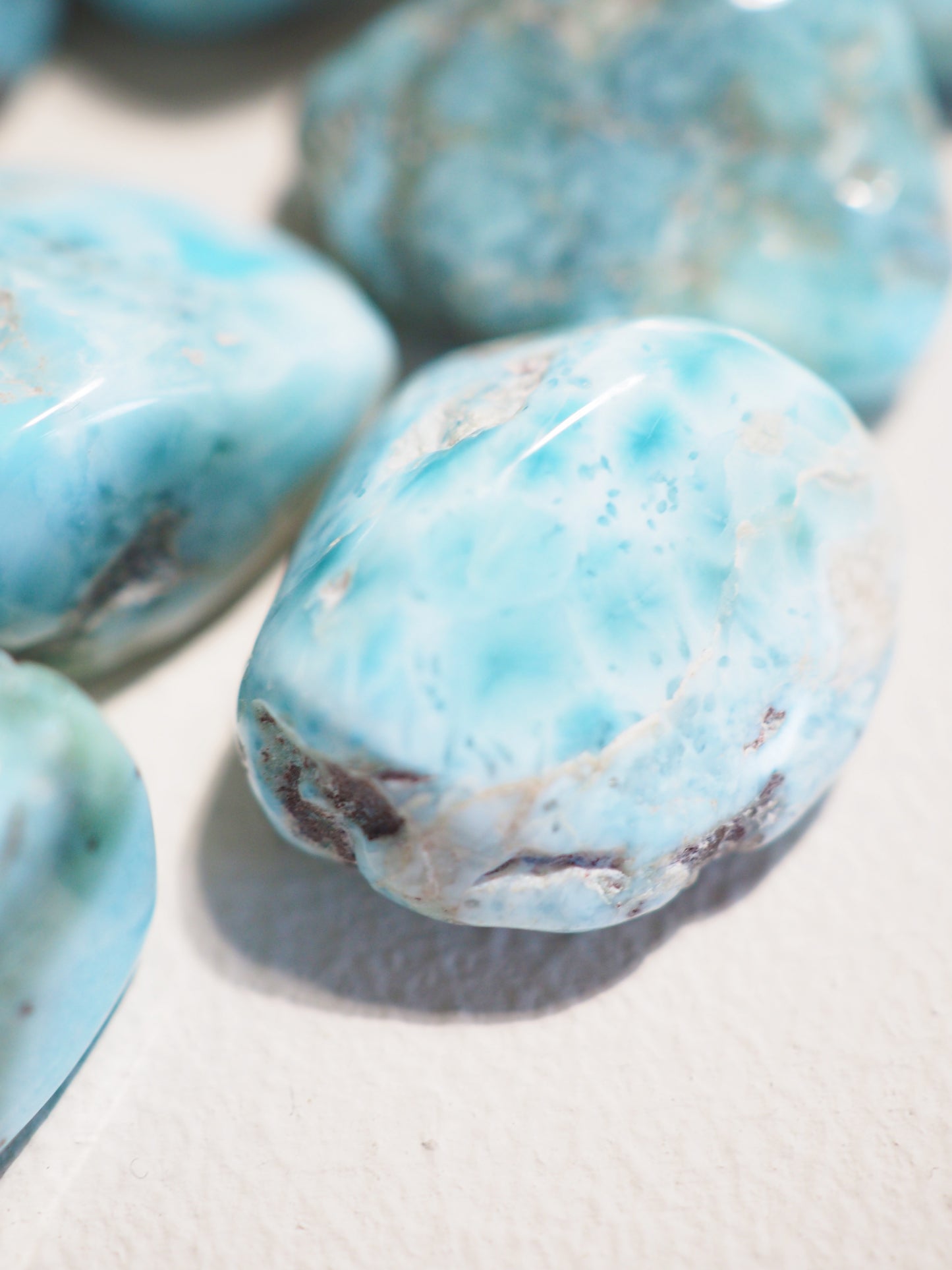 Larimar mit Matrix Trommelstein . Tumble ca. 2-3 cm - aus der Dominikanischen Republik RARE
