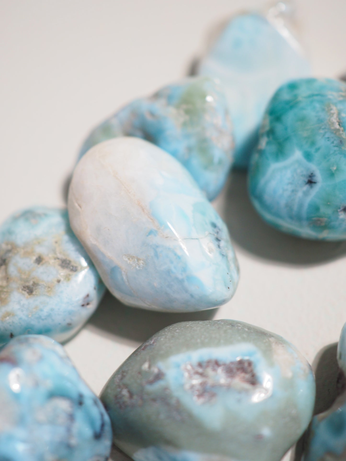 Larimar mit Matrix Trommelstein . Tumble ca. 2-3 cm - aus der Dominikanischen Republik RARE