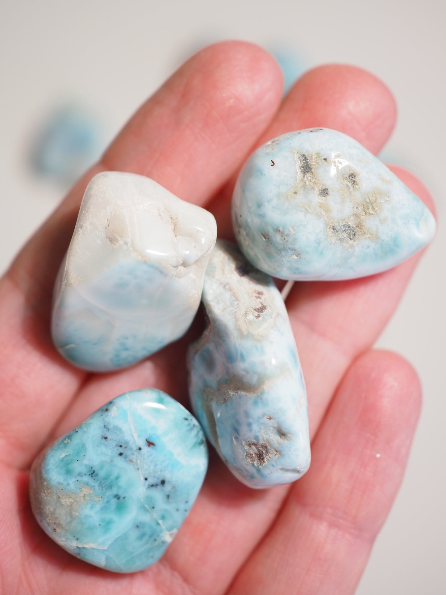 Larimar mit Matrix Trommelstein . Tumble ca. 2-3 cm - aus der Dominikanischen Republik RARE