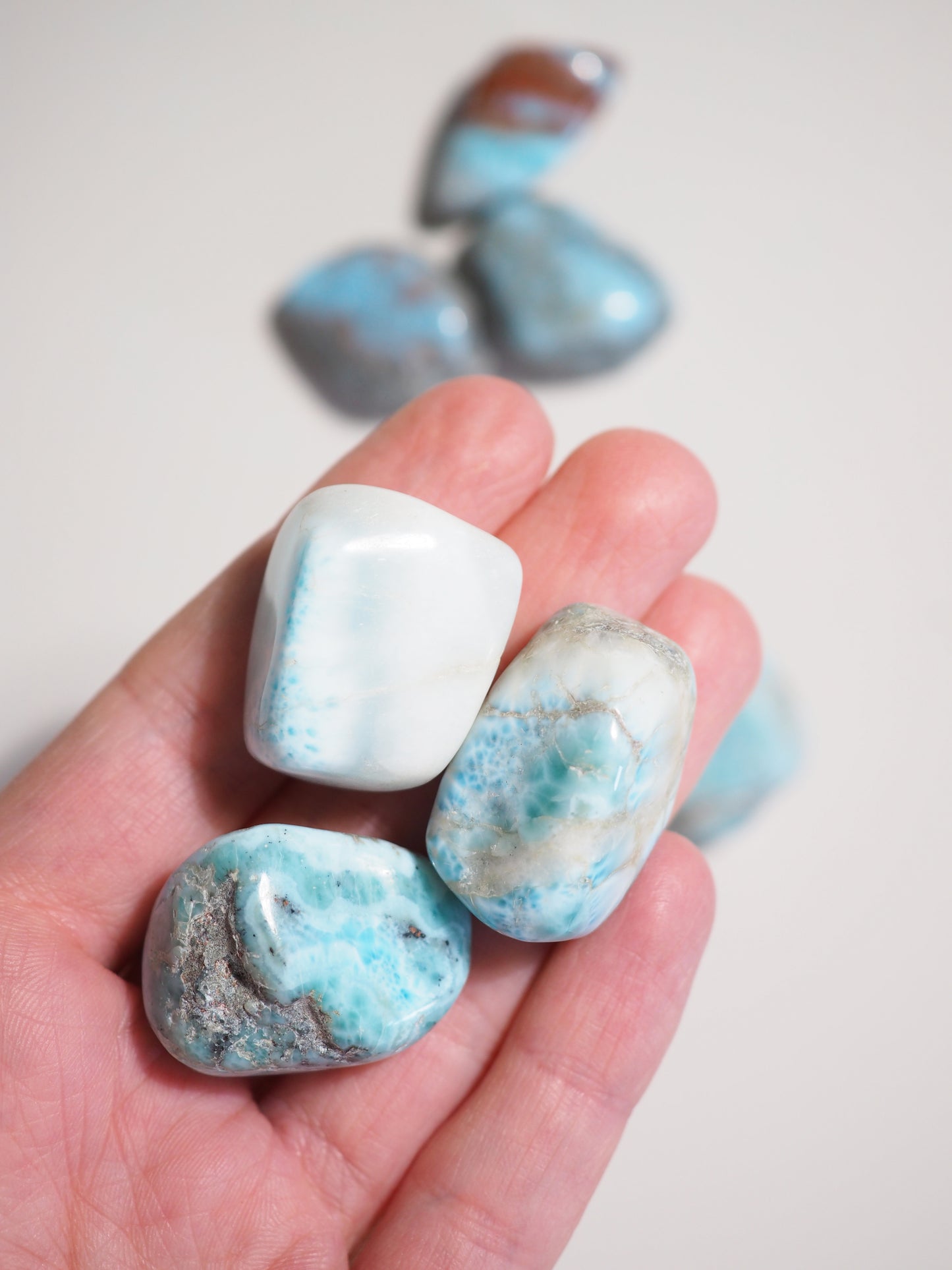 Larimar mit Matrix Trommelstein . Tumble ca. 2-3 cm - aus der Dominikanischen Republik RARE