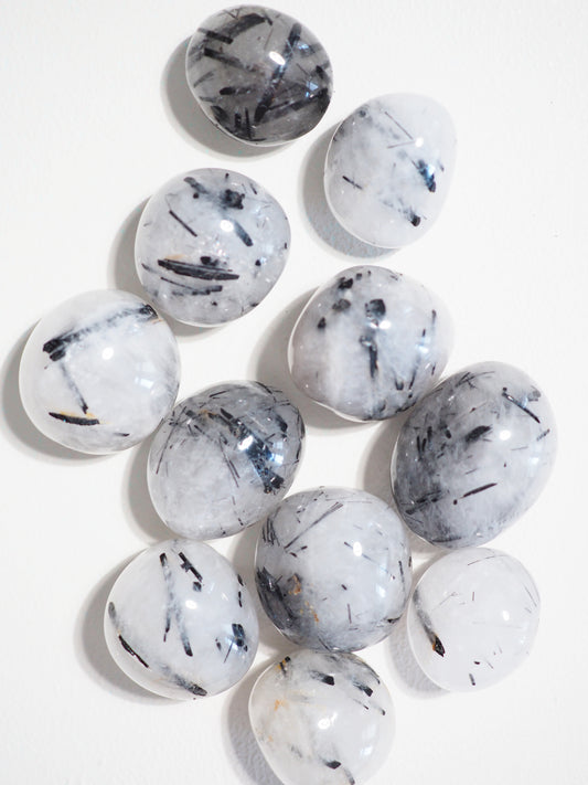 Schwarzer Turmalin in Quarz Trommel Stein . Black Turmaline in Quartz Tumble ca. 2 cm  - aus Brasilien HIGH QUALITY