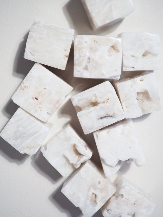 Weißer Sphalerit Würfel .  White Sphalerite Cube ca. 1cm - Druzy