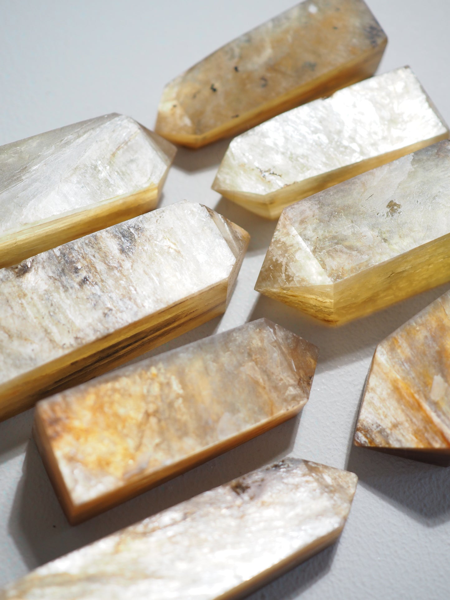 Phlogopit Goldene Mica Spitze. Stabilisiert . Phlogopite Golden Mica Point