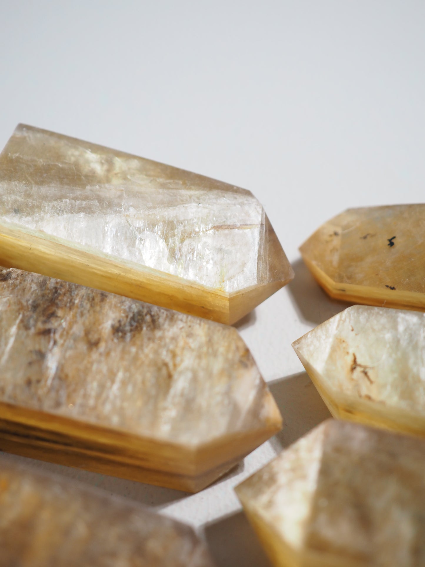 Phlogopit Goldene Mica Spitze. Stabilisiert . Phlogopite Golden Mica Point