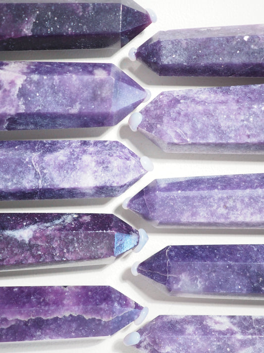 Dunkle Lepidolit Spitze . Dark Lepidolite Point ca xx cm - aus
