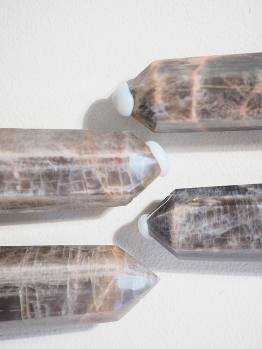 Schwarzer Mondstein Spitze . Black Moonstone Point ca- 8-1cm - Handcarved