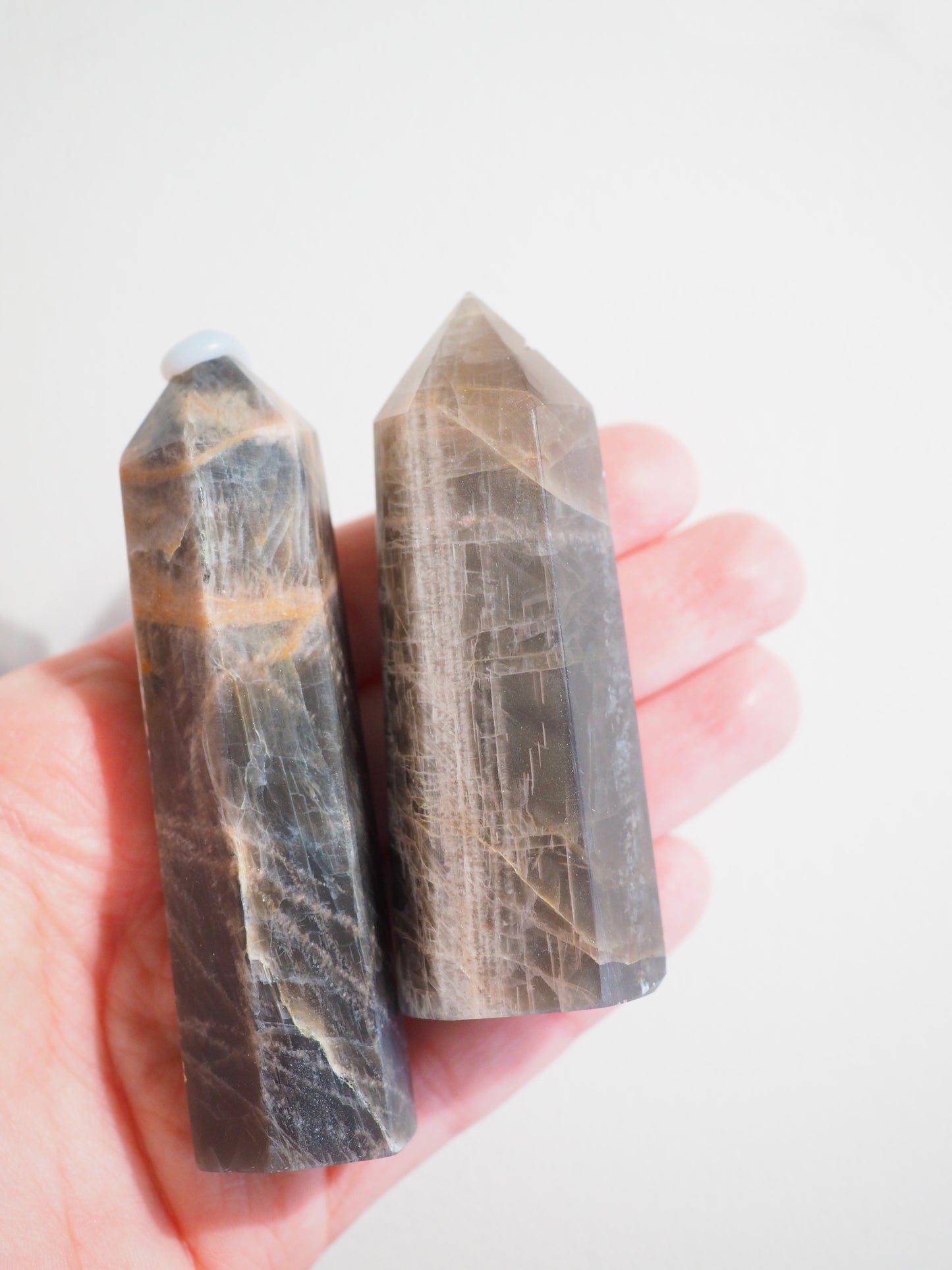 Schwarzer Mondstein Spitze . Black Moonstone Point ca- 8-1cm - Handcarved