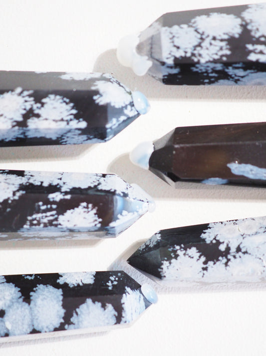 Schneeflocken Obsidian Spitze . Snowfalke Obsidian Point ca. 7-8cm