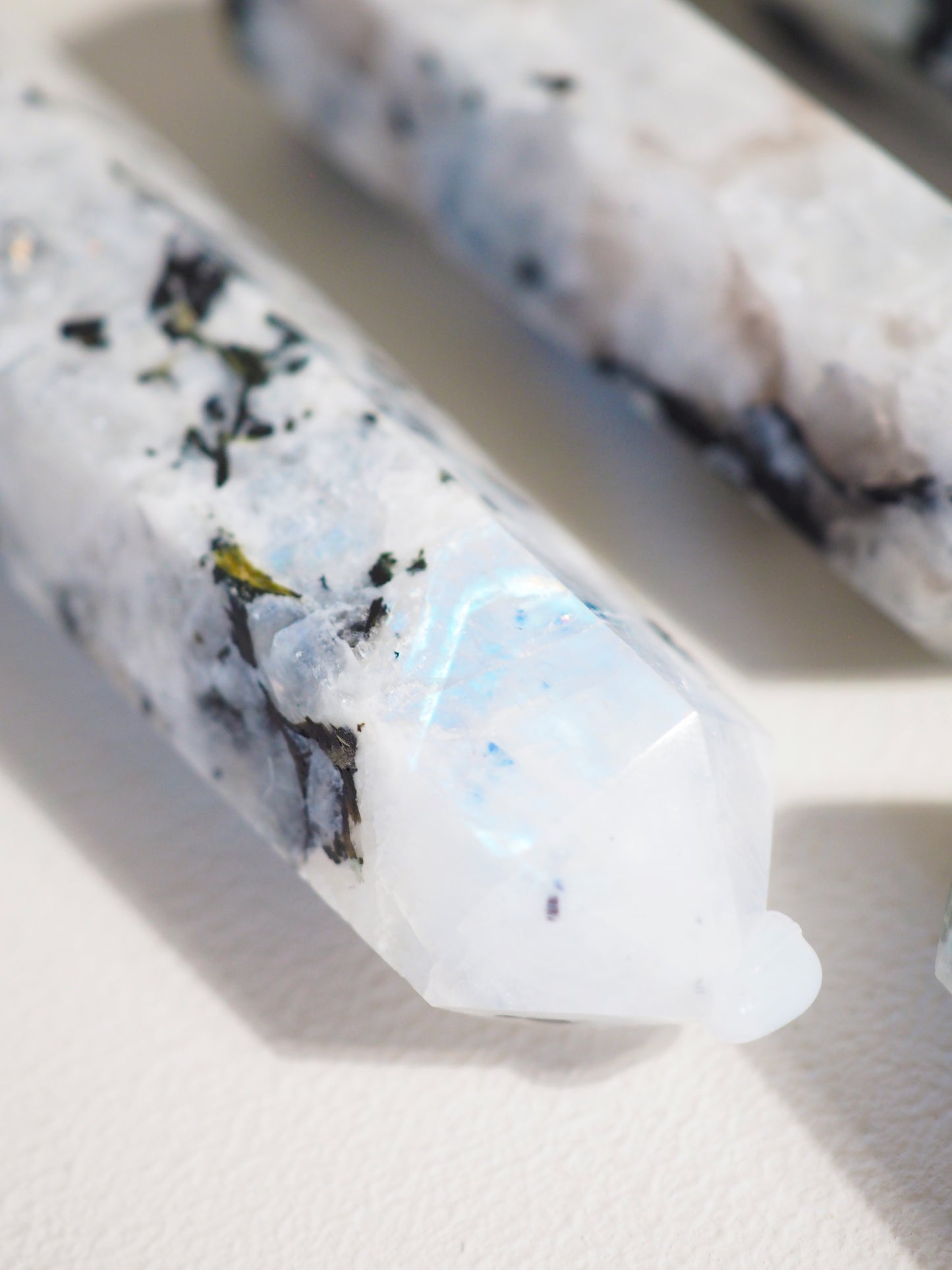Regenbogen Mondstein / Weißer Labradorit mit Turmalin Spitze . Rainbow Moonstone with Turmalin Point ca. 9-10 cm aus Indien